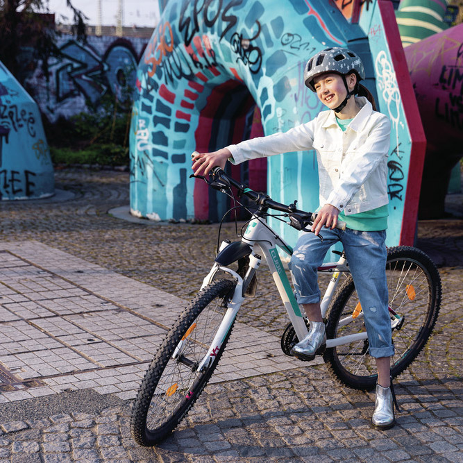 Beklædning - Cykelhjelme - Abus Youn-I 2.0 m. LED lys - Sort/Street Art (DK)