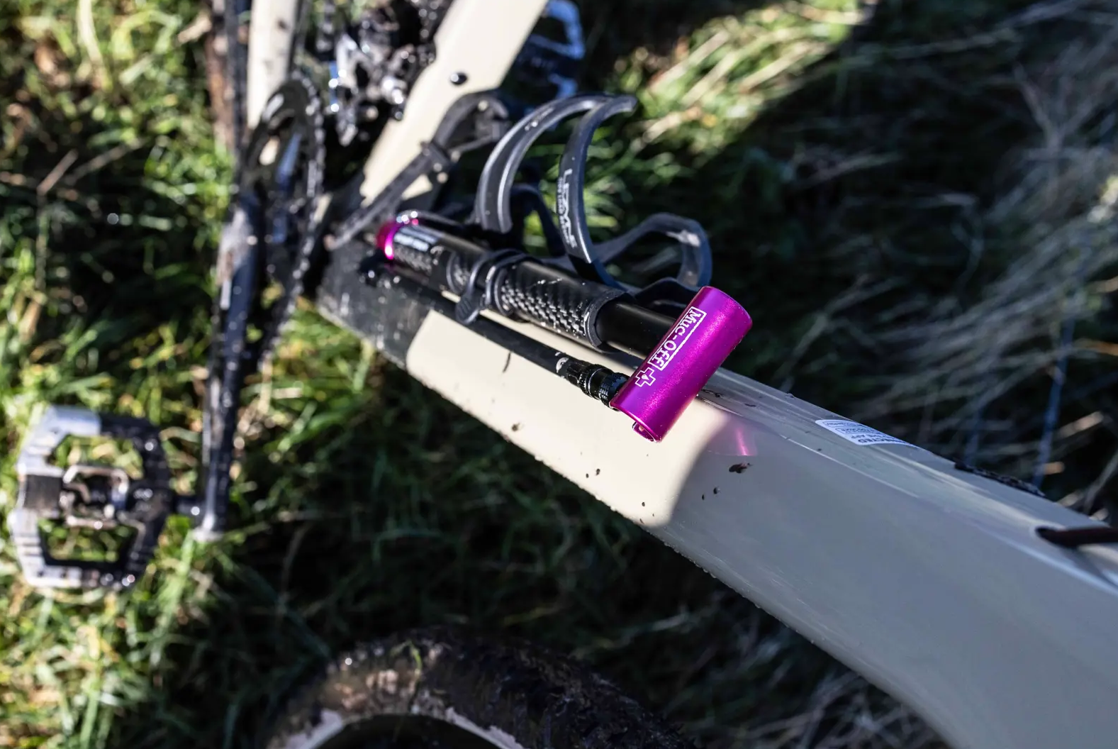Tilbehør - Cykelpumper - Muc-Off Mini Pump Airmach Carbon 130 psi - Black/Pink
