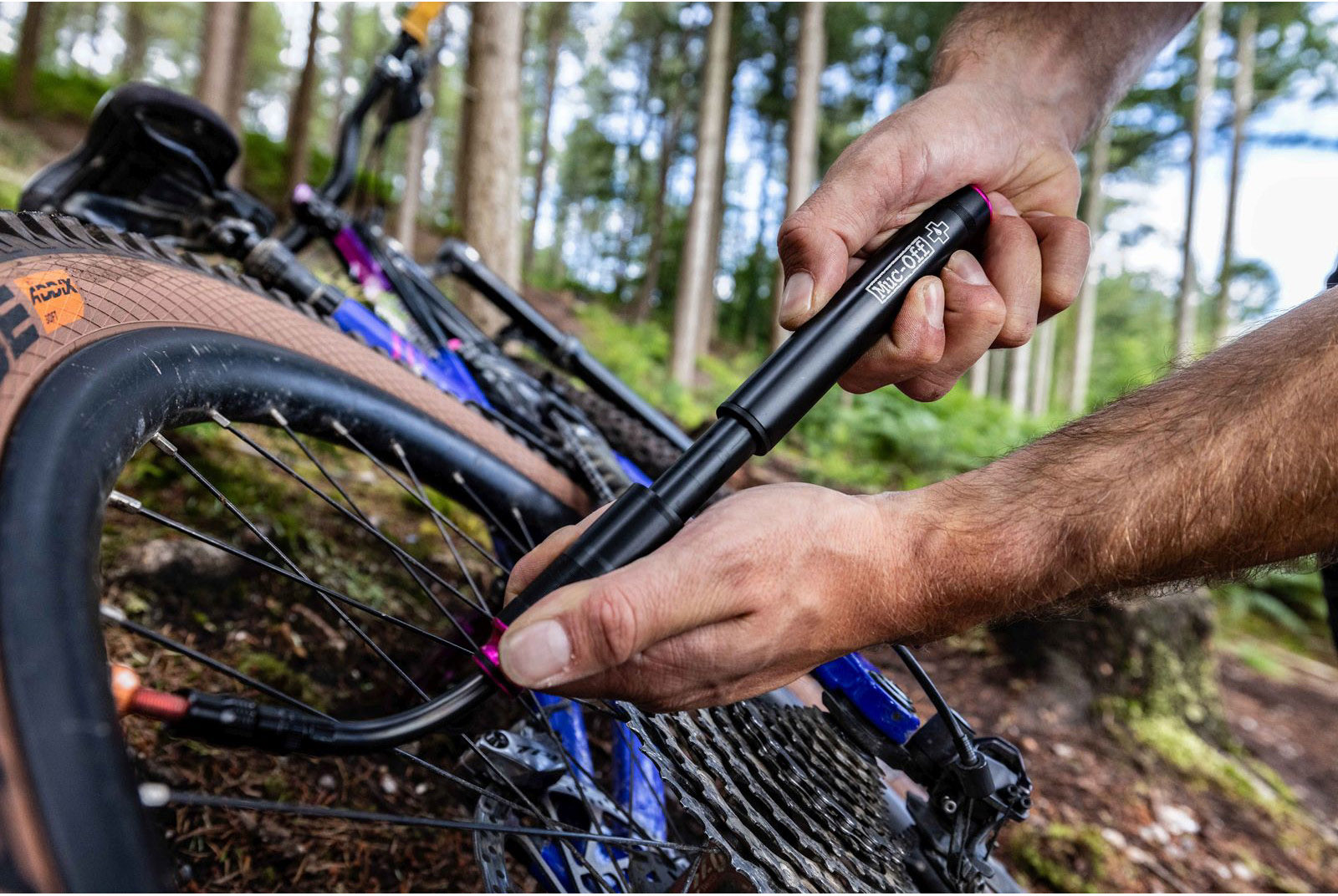 Tilbehør - Cykelpumper - Muc-Off Mini Pump AirMach 7.6 bar/110psi - Black/Pink