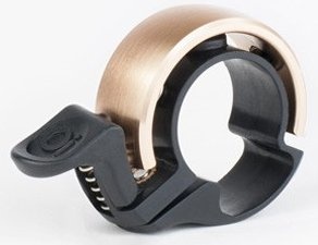Se Knog - Oi Ringeklokke Small - Brass - 22,2mm styrdiameter hos Cykelexperten.dk