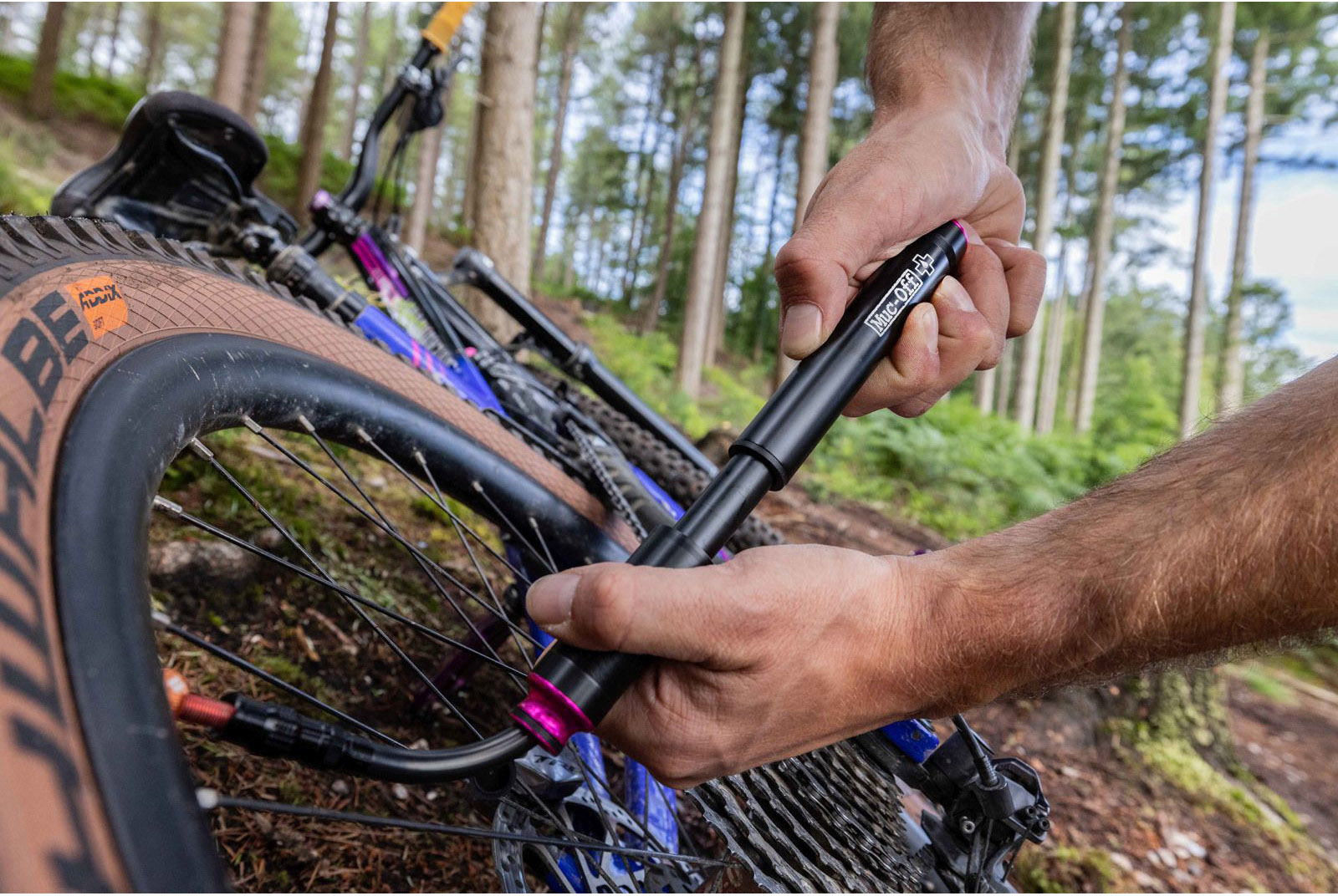 Tilbehør - Cykelpumper - Muc-Off Mini Pump AirMach 7.6 bar/110psi - Black/Pink