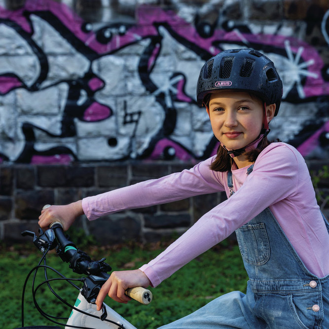 Beklædning - Cykelhjelme - Abus Youn-I 2.0 m. LED lys - Sort/Street Art (DK)