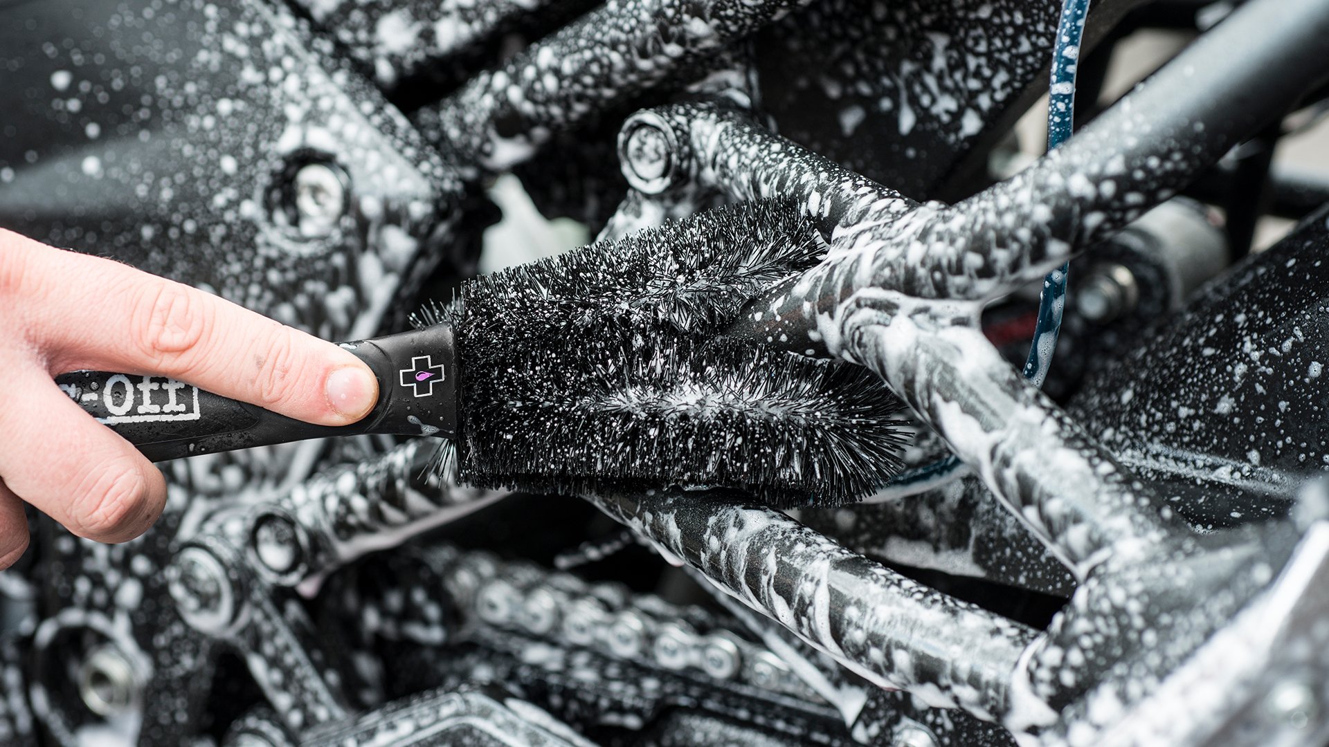 Tilbehør - Cykelpleje - Muc-Off Two Prong Brush (Eger, Skivebremse, Kransæt Børste)