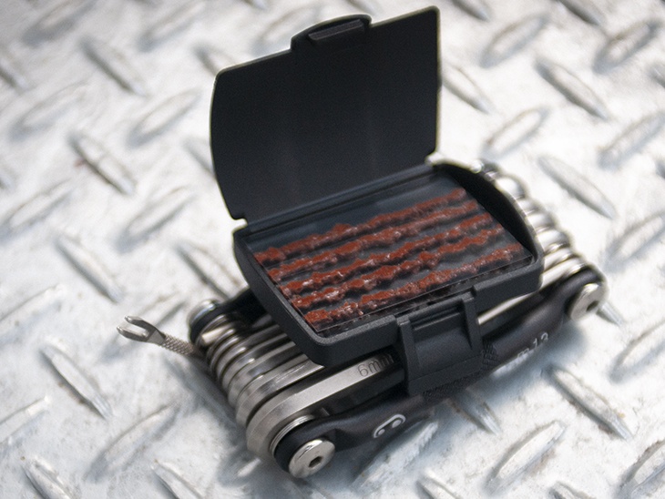 Tilbehør - Værktøj - Crankbrothers Multi-tool M13 + Tubeless Plugs - Black/Red