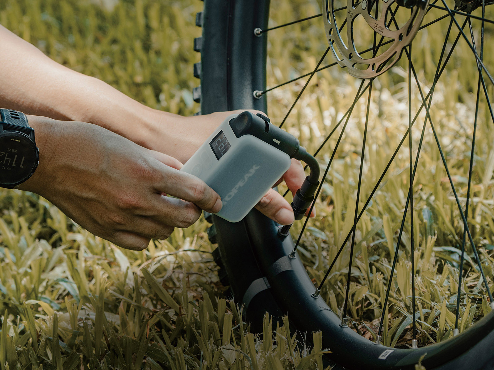 Tilbehør - Cykelpumper - Topeak E-Booster Digital Elektronisk USB Pumpe