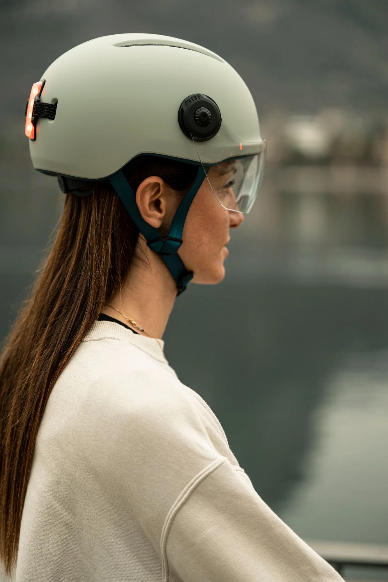 Beklædning - Cykelhjelme - MET Helmet Vibe On MIPS m. LED - Moss Gray/Matt (elcykel hjelm)