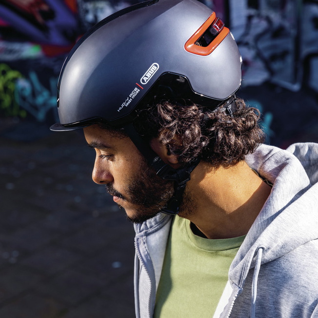 Beklædning - Cykelhjelme - Abus Hud-Y m. LED lys - Sort