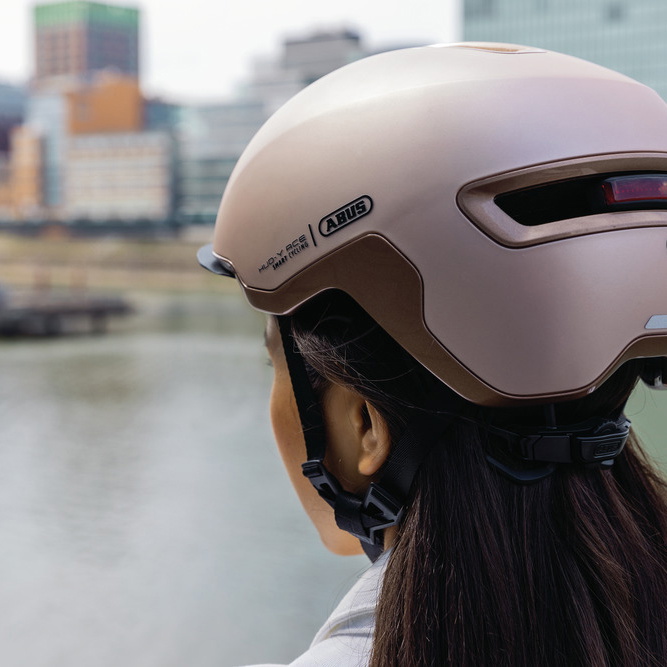 Beklædning - Cykelhjelme - Abus Hud-Y m. LED lys - Sort