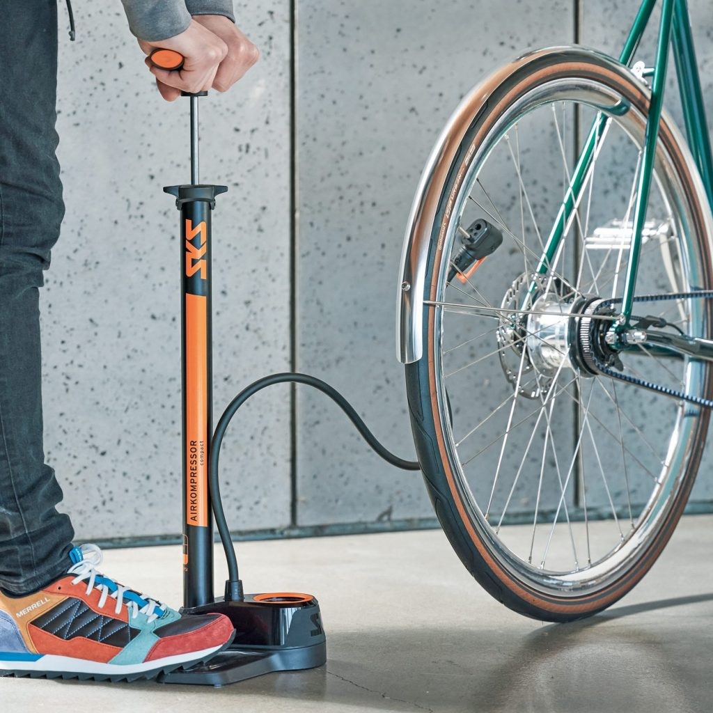 Tilbehør - Cykelpumper - SKS Airkompressor Compact 10.0 Fodpumpe 10bar/144psi - Sortorange