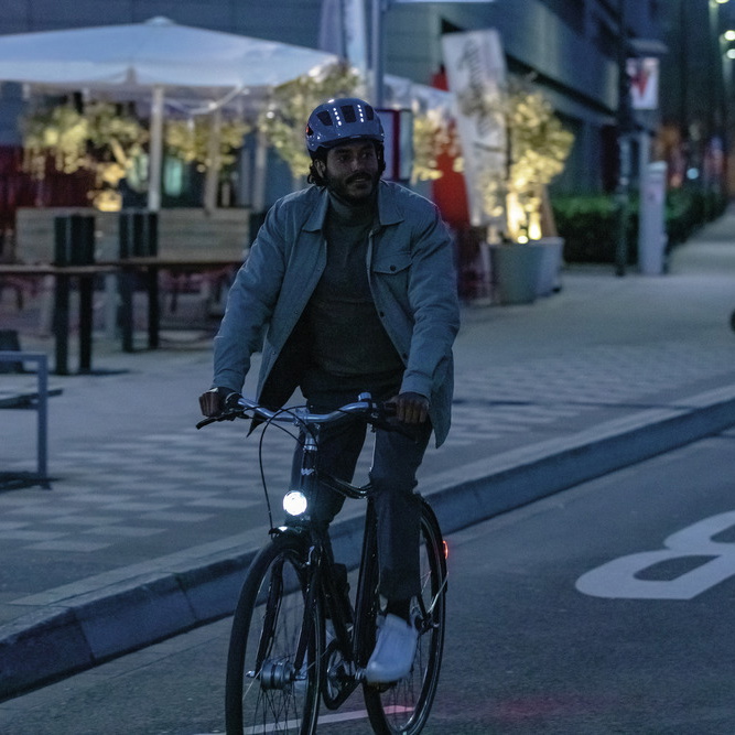 Beklædning - Cykelhjelme - Abus Hyban 2.0 m. LED lys - Grå/Sølv