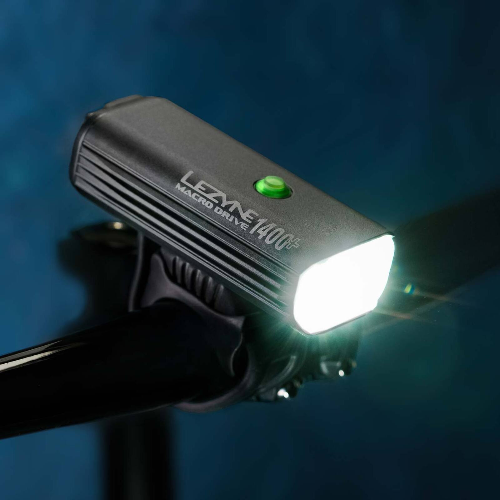 Tilbehør - Cykellygter - Lezyne Macro Drive 1400+ Loaded Kit Forlygte 1400 lumen m. Power Pack XL+ - Black