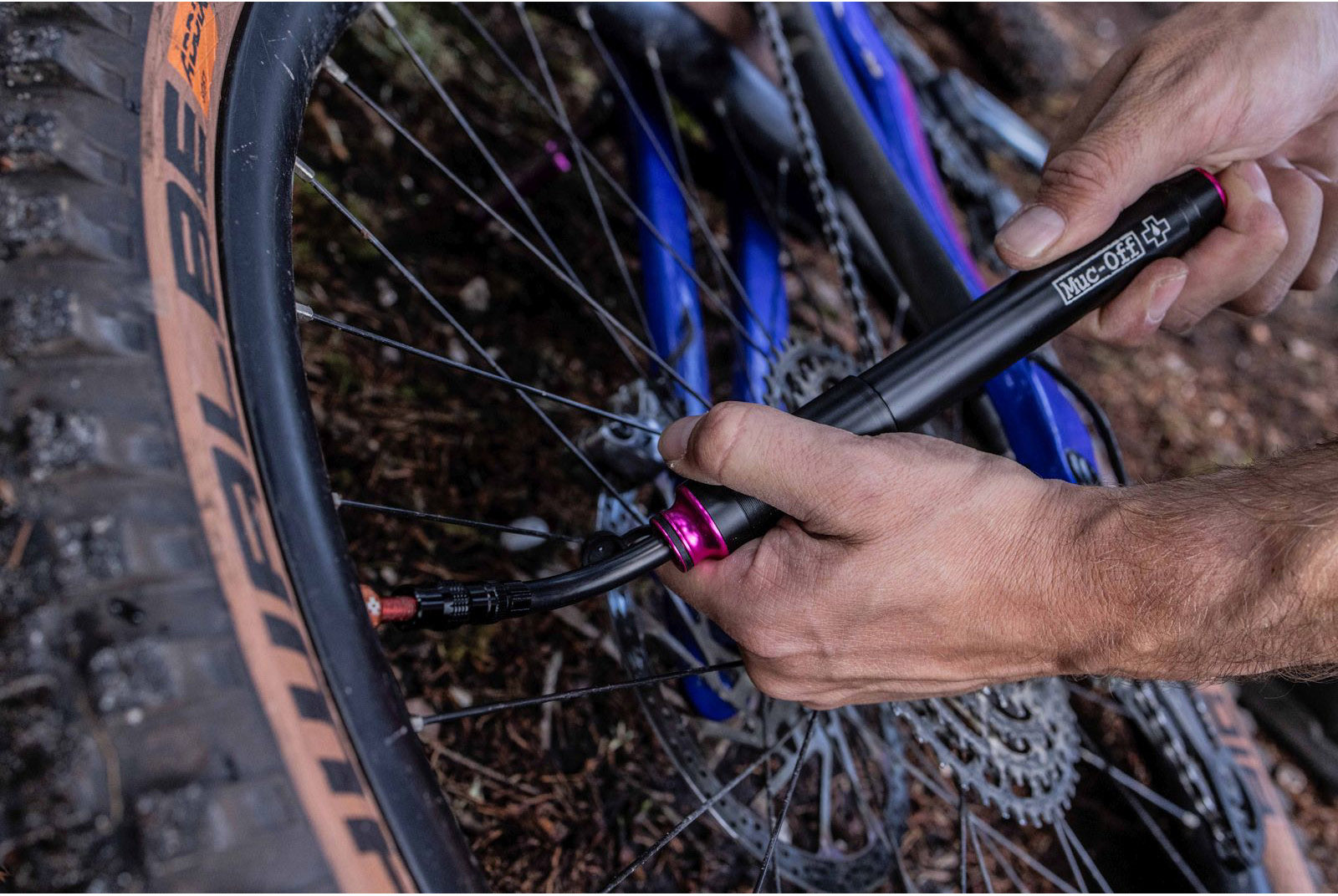 Tilbehør - Cykelpumper - Muc-Off Mini Pump AirMach 7.6 bar/110psi - Black/Pink