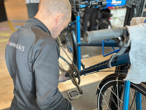 Cykelmekaniker på arbejde i Cykelexperten.dk's cykelværksted