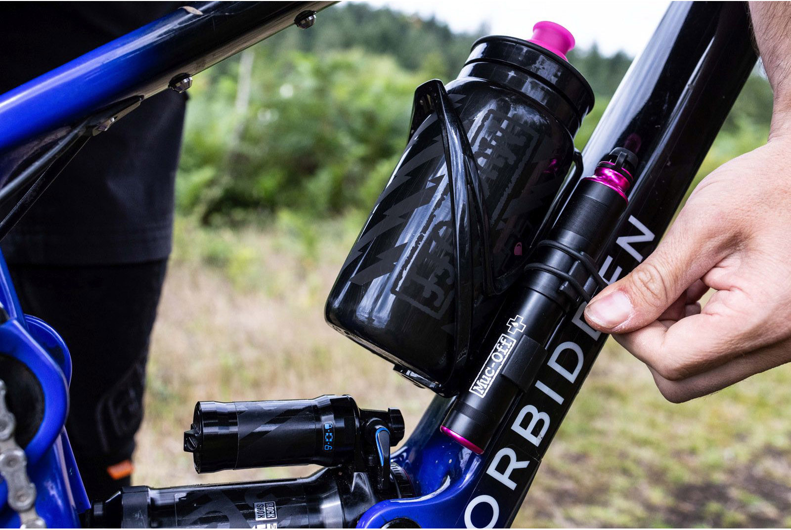 Tilbehør - Cykelpumper - Muc-Off Mini Pump AirMach 7.6 bar/110psi - Black/Pink