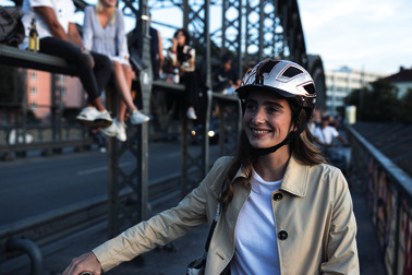 Beklædning - Cykelhjelme - Abus Hyban 2.0 Hjelm m. LED lys - Chrome Rosé