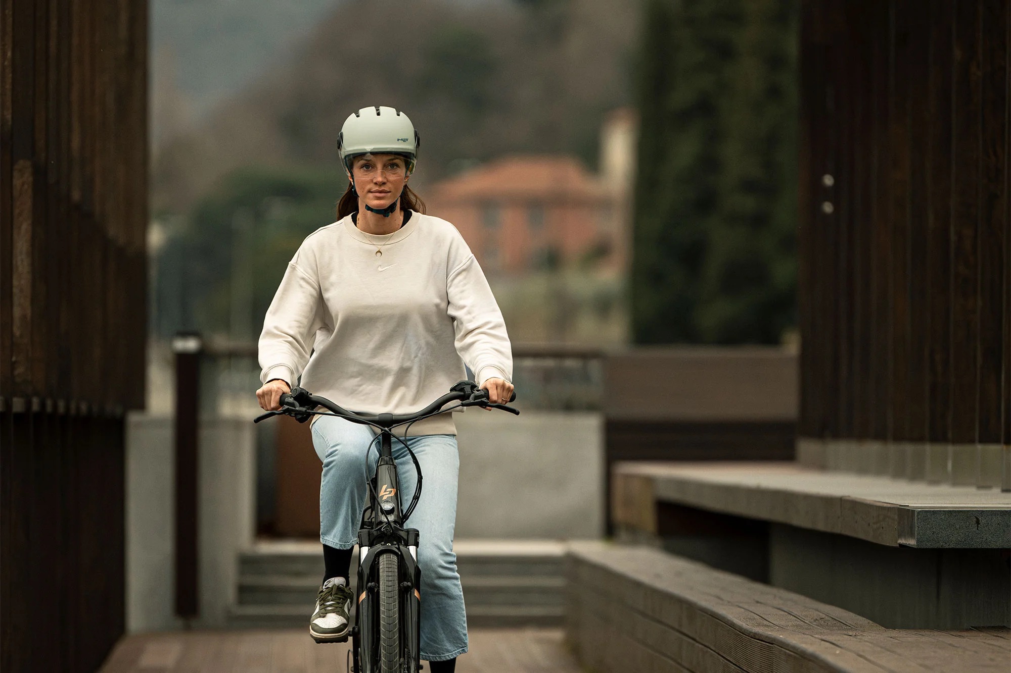 Beklædning - Cykelhjelme - MET Helmet Vibe On MIPS m. LED - Moss Gray/Matt (elcykel hjelm)
