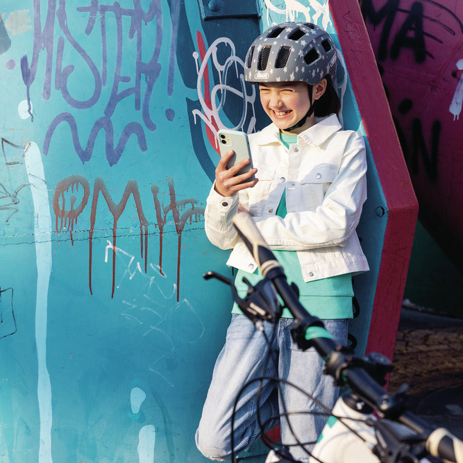 Beklædning - Cykelhjelme - Abus Youn-I 2.0 m. LED lys - Sort/Street Art (DK)