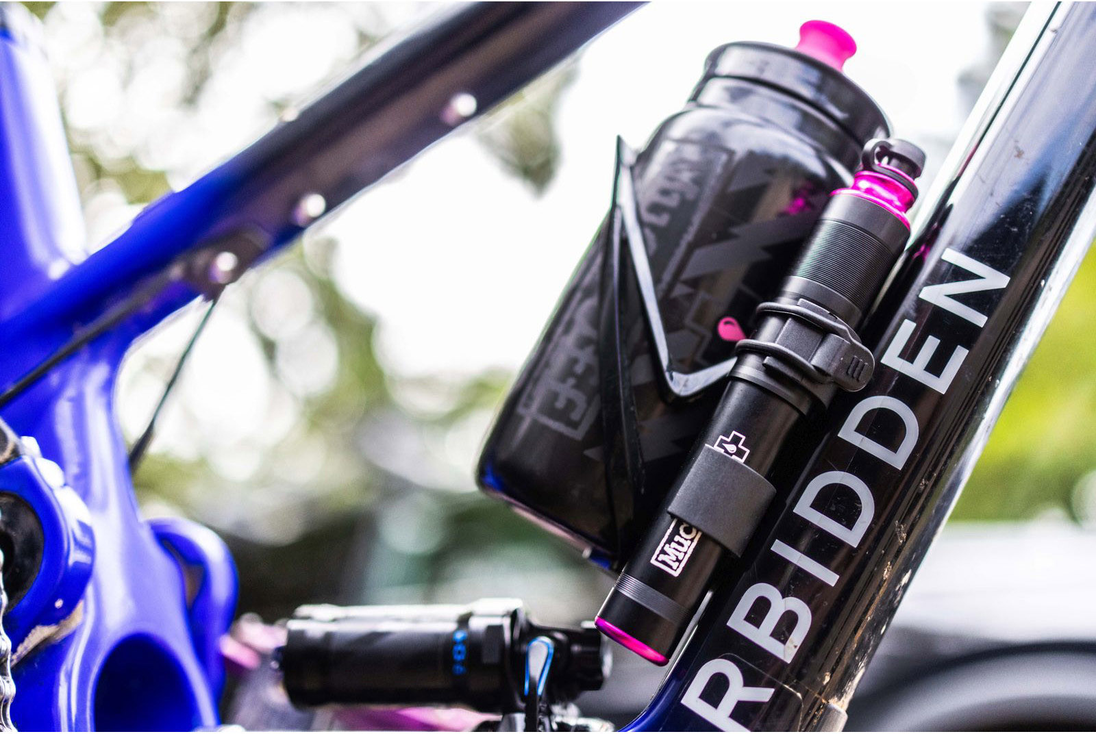 Tilbehør - Cykelpumper - Muc-Off Mini Pump AirMach 7.6 bar/110psi - Black/Pink